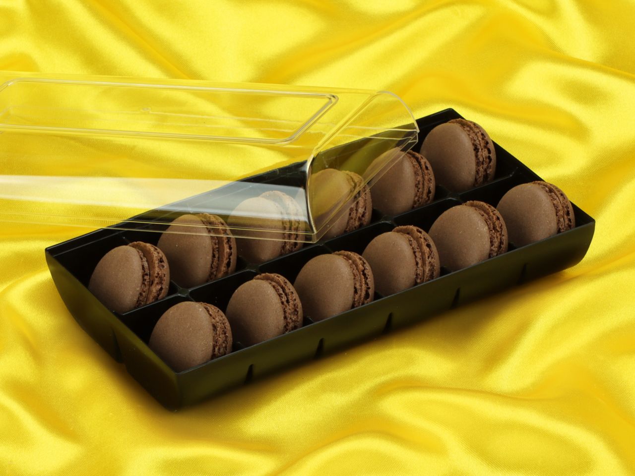 macaron halbschalen 24 stueck braun in 12er box schwarz