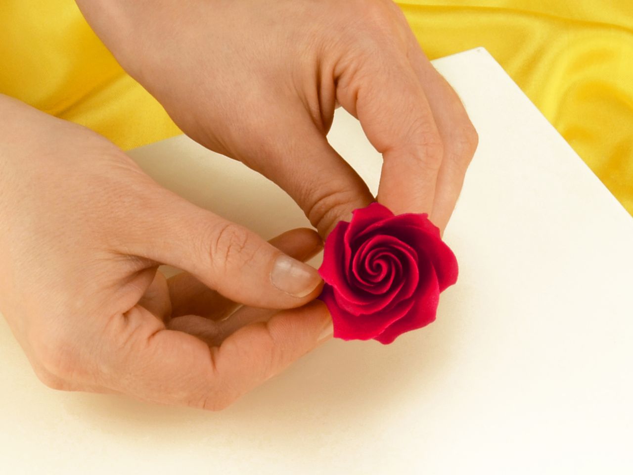 marzipan rosen und blaetter modellieren