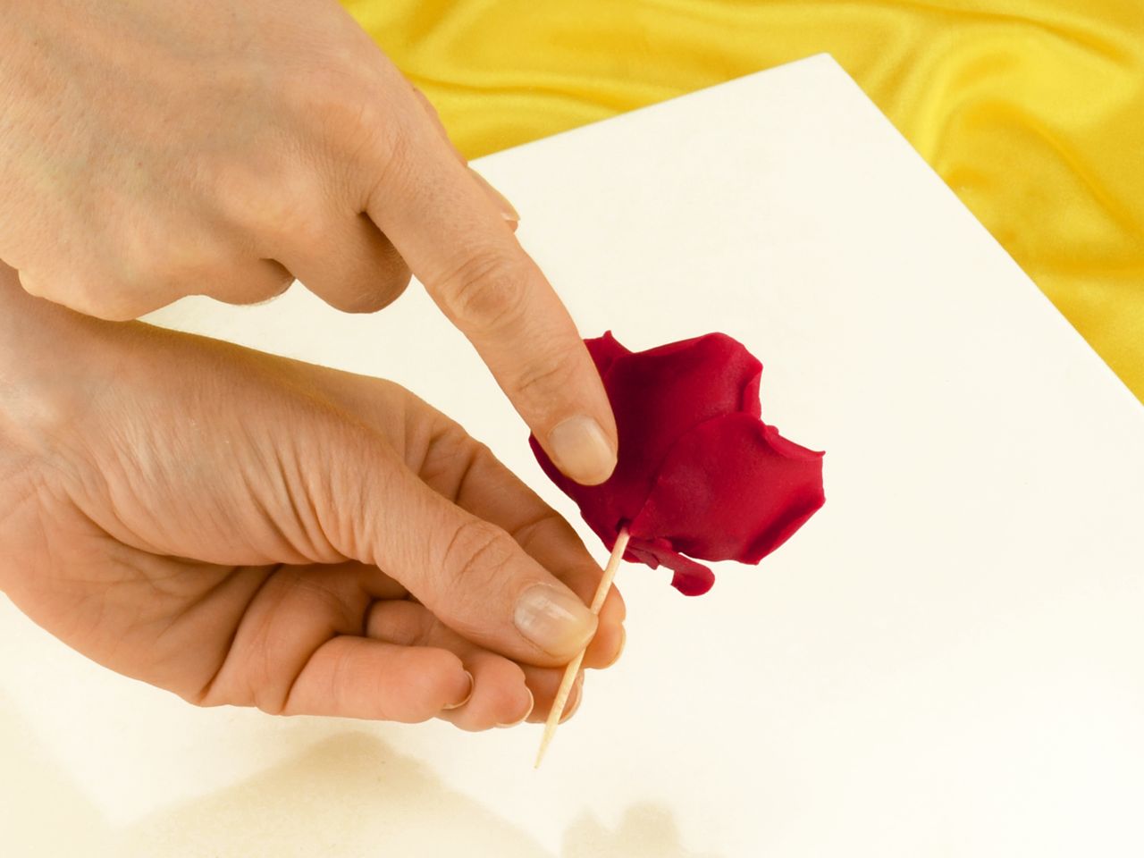 marzipan rosen und blaetter modellieren