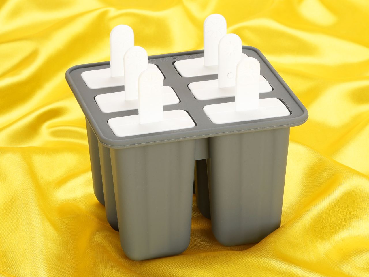 silicone ice lolly mould with 6 sticks