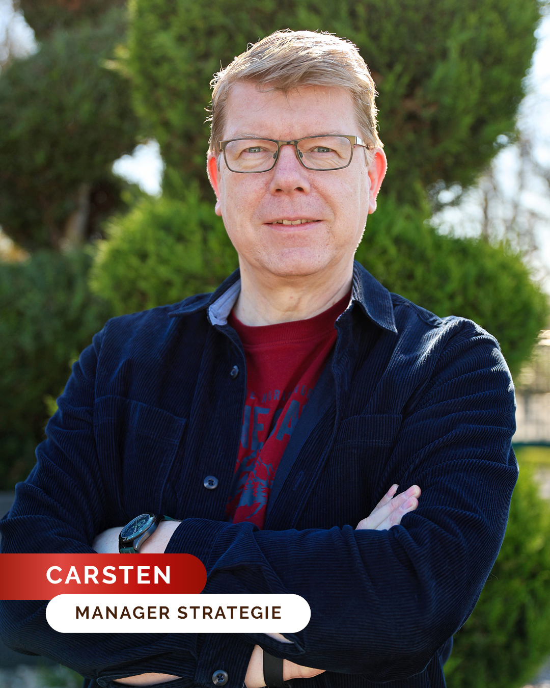 Pati-Team im Fokus: Carsten 💻💛

Heute geben wir euch einen Blick hinter die Kulissen und stellen euch Carsten vor 🙌

Carsten ist unser Manager Strategie und hat im Marketing immer den Überblick. Er kümmert sich unter anderem darum, dass unser Online-Shop gepflegt ist, neue Artikel online gehen und im Hintergrund alles rund läuft 💻✨

Auch unsere Großkunden gehören zu seinem Aufgabenbereich. Egal ob im Online-Shop, im Marketing oder bei den Großkunden – Carsten hat immer den Überblick und ist für viele Themen der richtige Ansprechpartner.

Dabei darf natürlich auch sein Humor nicht fehlen. Carsten hat immer einen flotten Spruch auf den Lippen und sorgt damit regelmäßig für gute Stimmung im Arbeitsalltag 😄

Privat geht es bei Carsten etwas weniger digital zu: In seiner Freizeit tanzt er gerne LineDance und beschäftigt sich mit seiner Leidenschaft für Autos 🚗🤠

#pativersand #Mitarbeitermittwoch #Teamvorstellung #Marketing #teamliebe