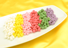 Zucker-Mimosen als florale Tortendekoration
