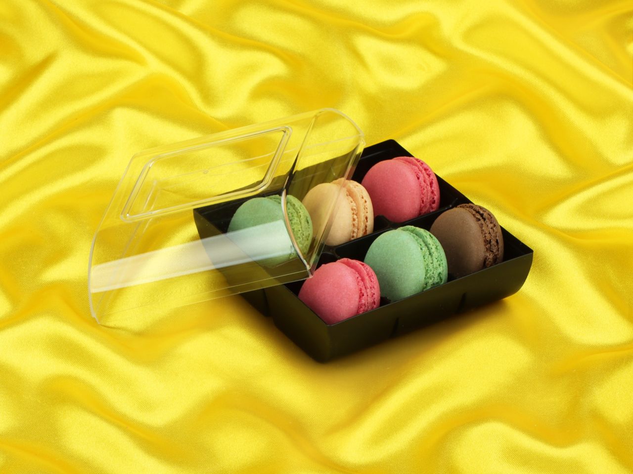half shells 12pcs colourful in box for 6 macarons black