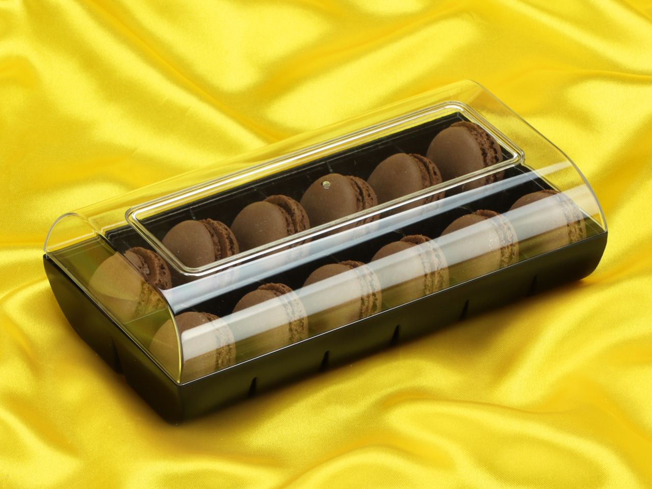 macaron halbschalen 24 stueck braun in 12er box schwarz