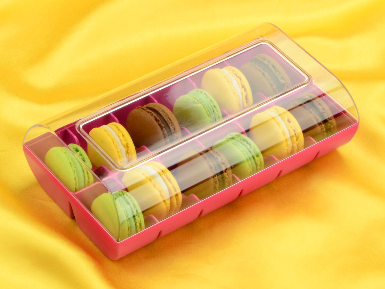 macaron halbschalen 24 stueck bunt in 12er box fuchsia