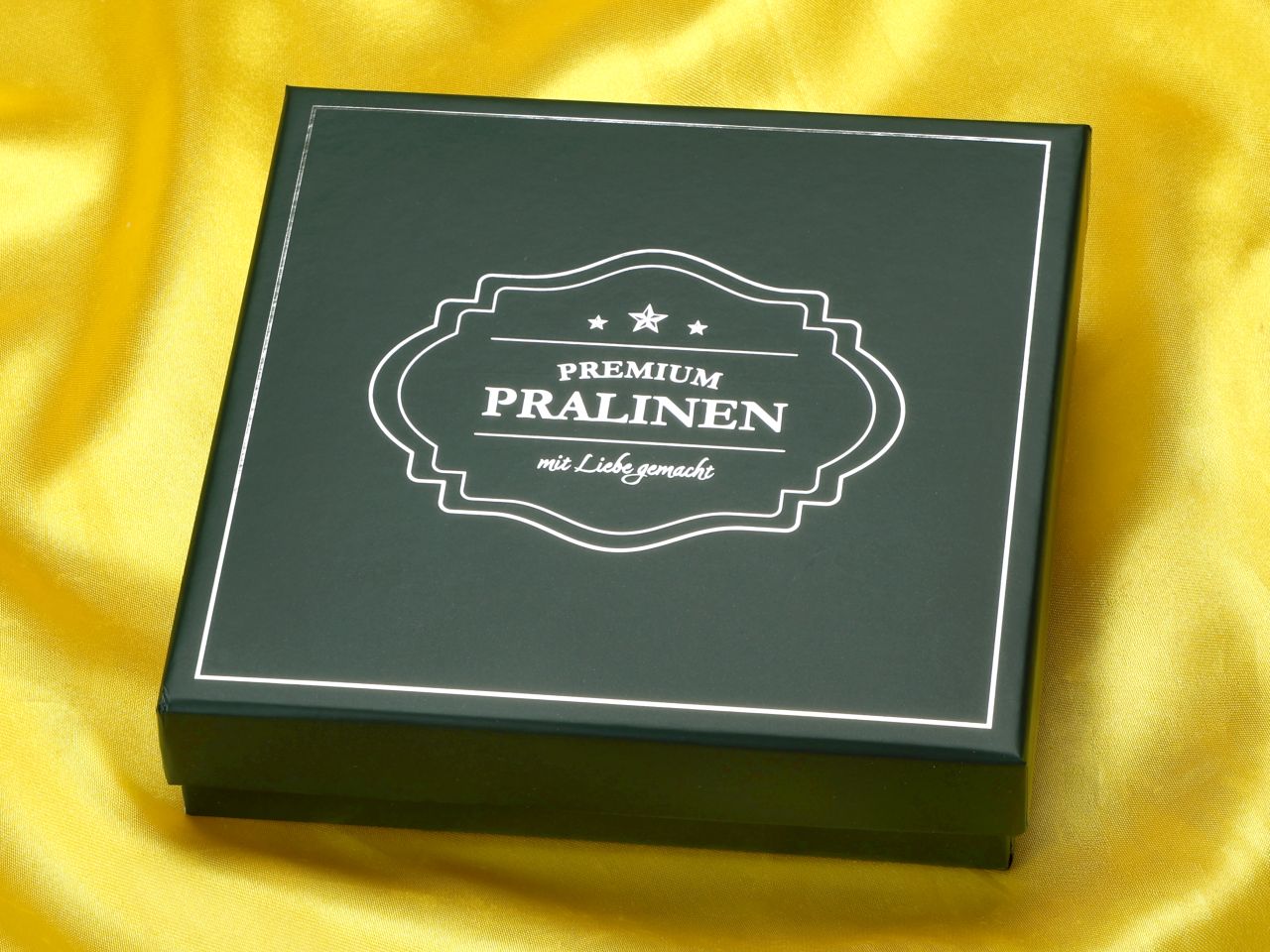 chocolate case vintage green fuer 16 pralinen