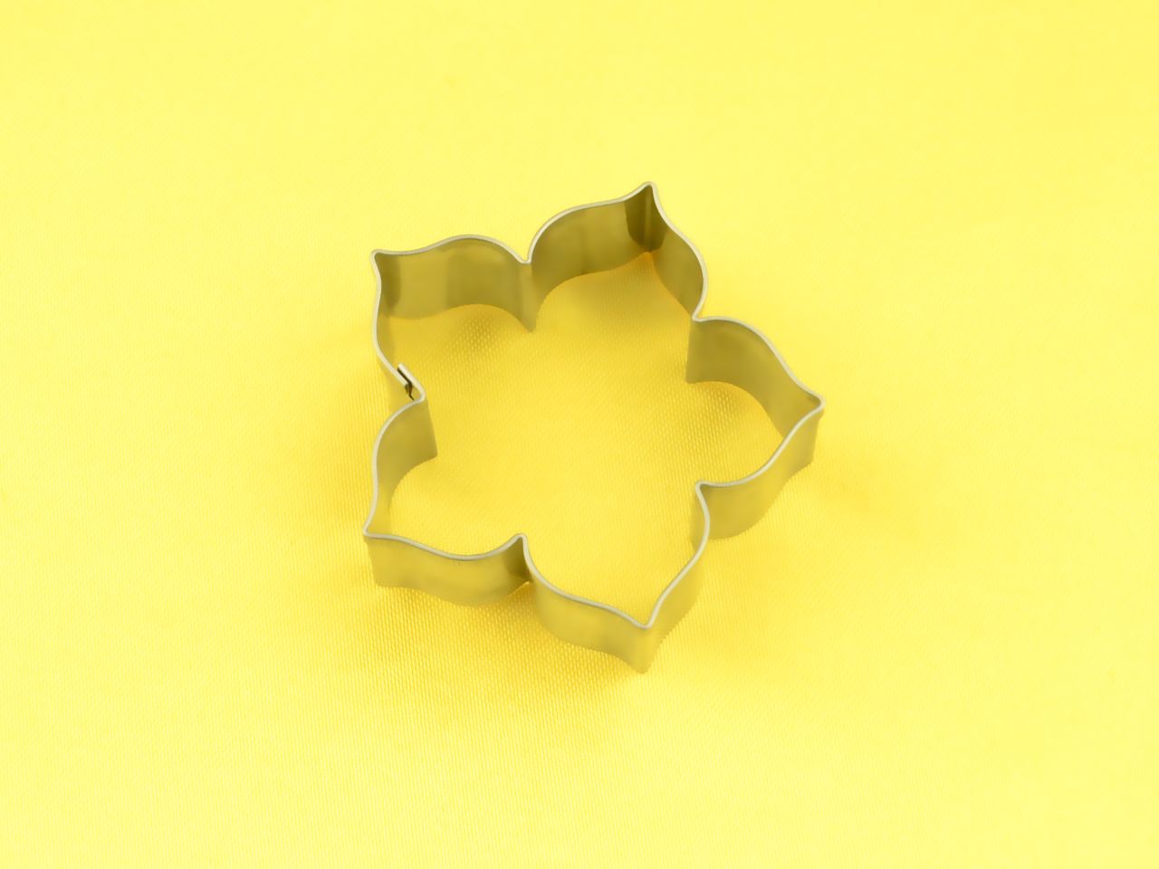 cutter lily 4cm