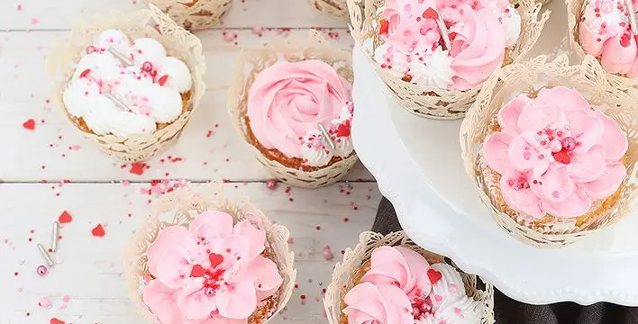 https://www.pati-versand.de/media/2c/51/7b/1762517532/Cupcakes-and-Cake-Pops_800x800.webp?ts=1762517532