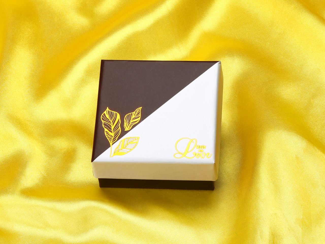 chocolate case golden leaves fuer 4 pralinen