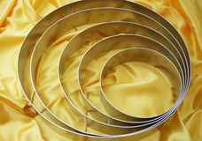 Dessert- and cake rings for moulds of desserts and cakes