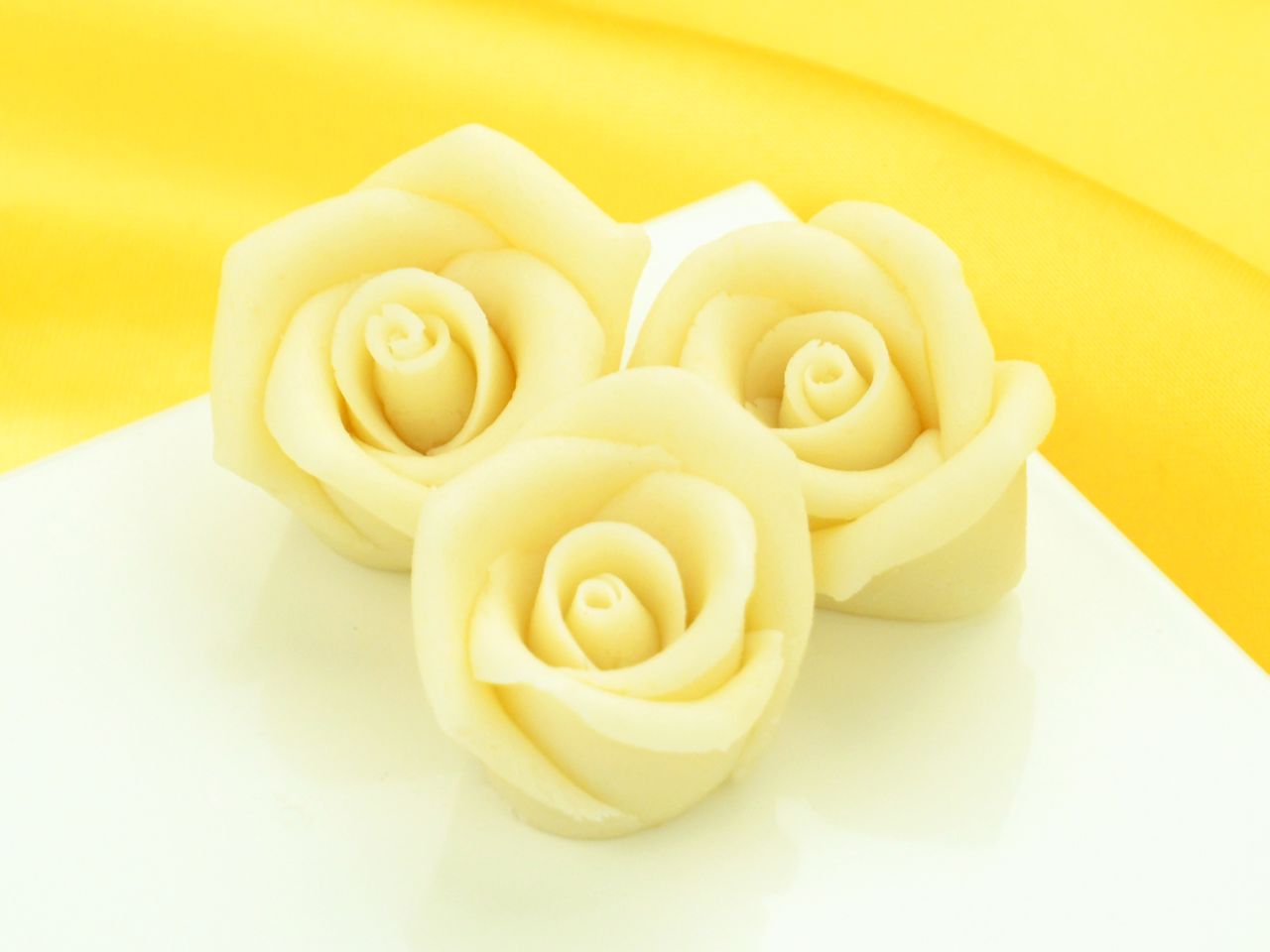 marzipan roses medium sized white 4 pieces