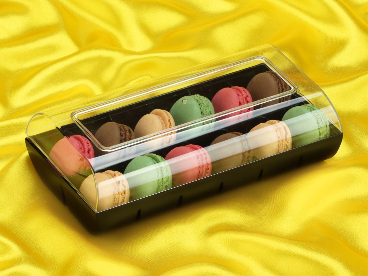 macaron halbschalen 24 stueck bunt in 12er box schwarz