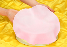 Fondant discs for covering of cakes