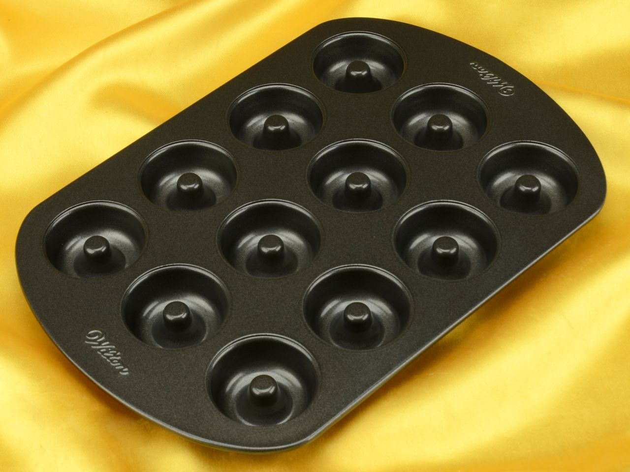 wilton 12 cavity mini doughnut pan