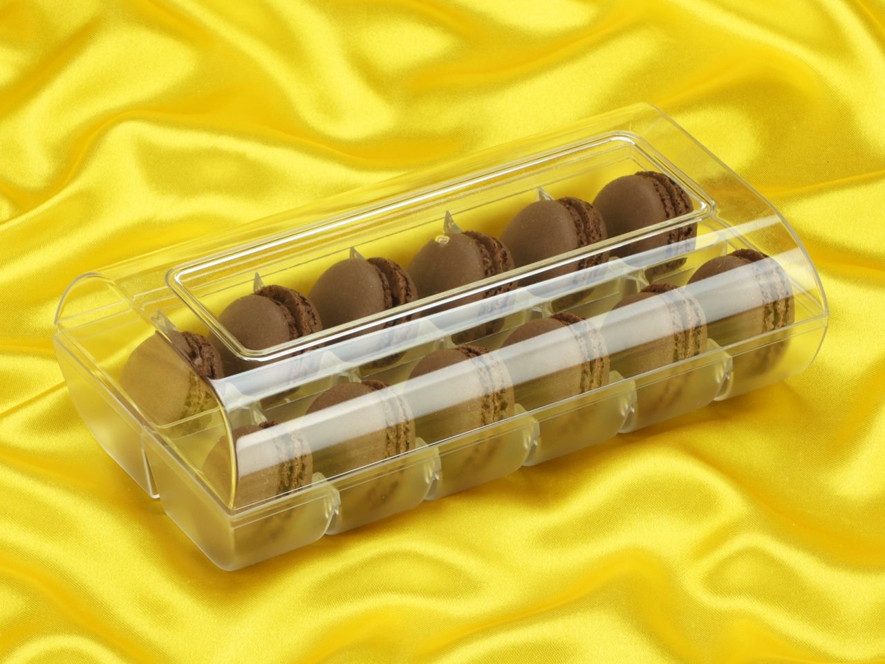 macaron halbschalen 24 stueck braun in 12er box transparent
