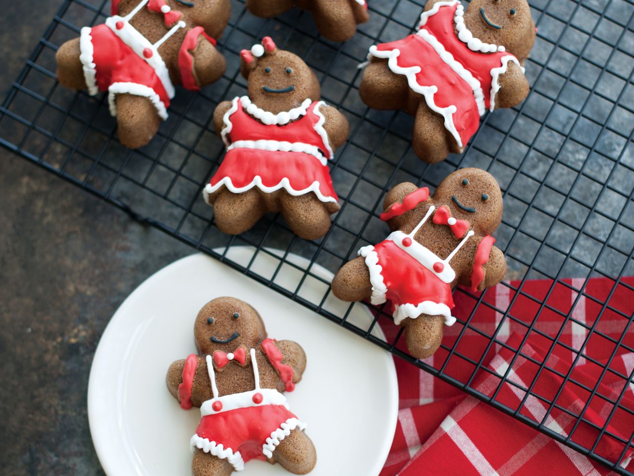 nordic ware gingerbread kids cakelet pan