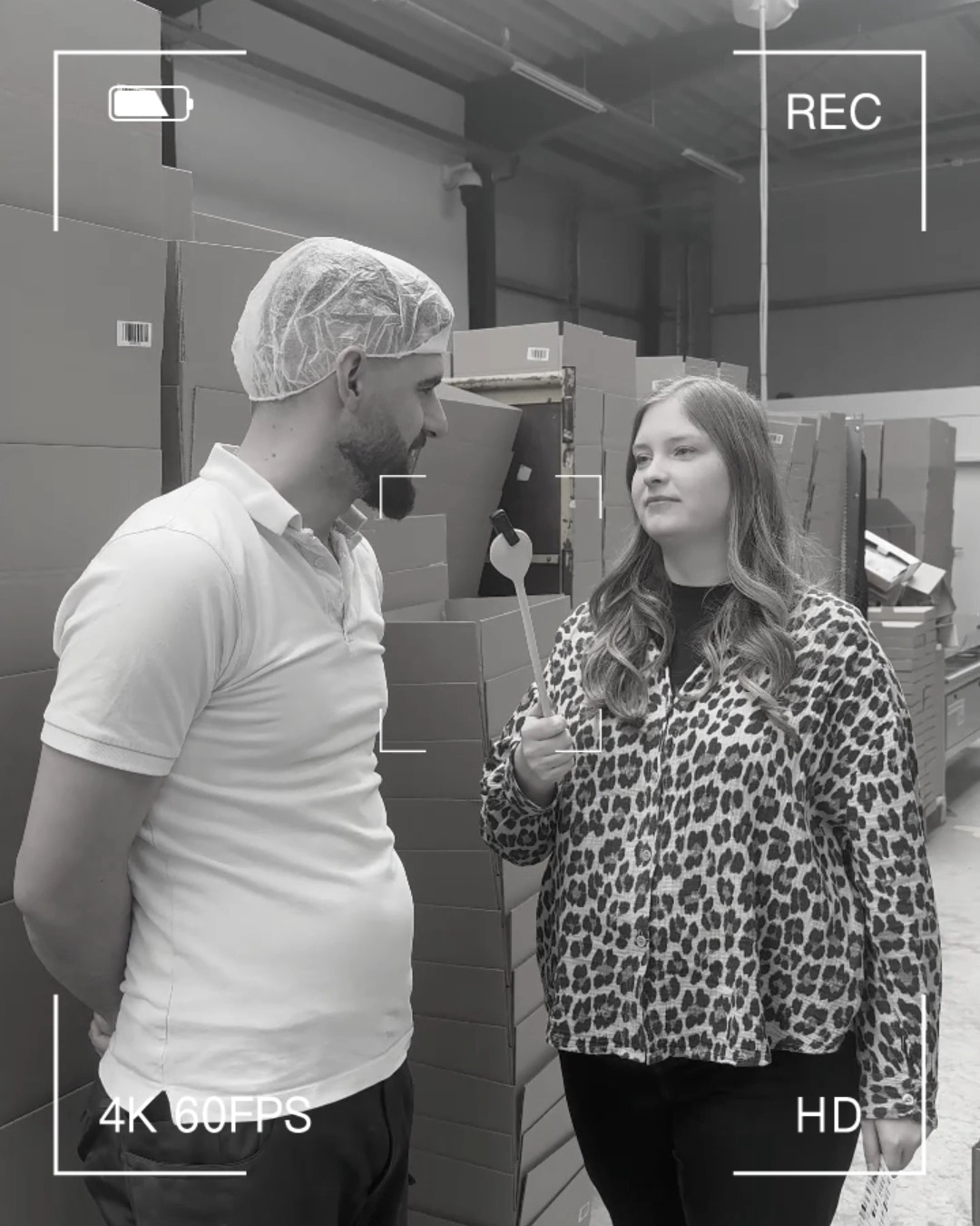Pati-Team im Fokus: Sandra 🍫💛

Heute geben wir euch einen Blick hinter die Kulissen und stellen euch Sandra vor 🙌

Sandra arbeitet in unserer Produktion und kennt ihre Maschinen wie kaum jemand anderes. Beim Abfüllen von Schokolade, Perlen und Co. ist sie die absolute Expertin 🍫✨

Als gelernte Bäckerin bringt sie außerdem jede Menge Fachwissen rund ums Backen mit 👩‍🍳

Auch beim Betriebssport am Dienstag ist Sandra immer vorne mit dabei 💪😄

Für einen Spaß ist Sandra immer zu haben und sorgt mit ihrer lustigen Art regelmäßig für gute Stimmung im Team. Und was das Biertrinken angeht, macht ihr so schnell auch mancher Mann nichts vor 🍻😂

#pativersand #mitarbeitermittwoch #teamvorstellung #produktion #teamliebe
