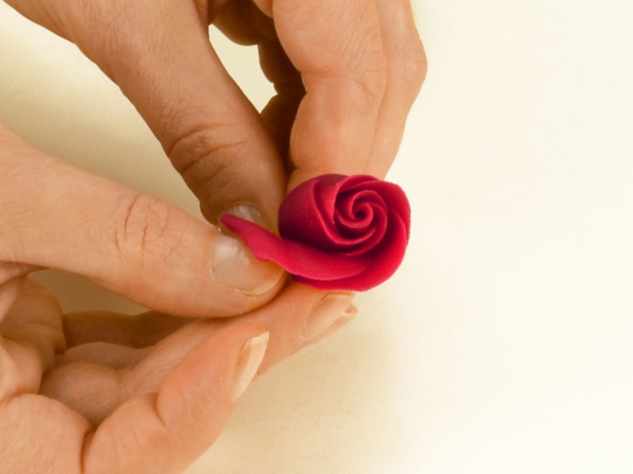 marzipan rosen und blaetter modellieren