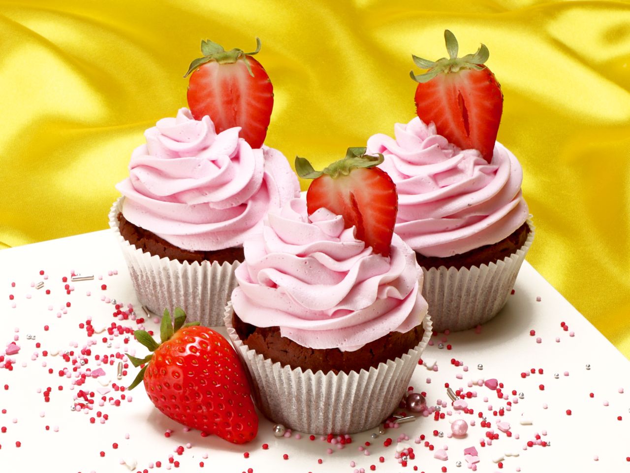 fluffy icing cream strawberry 450g