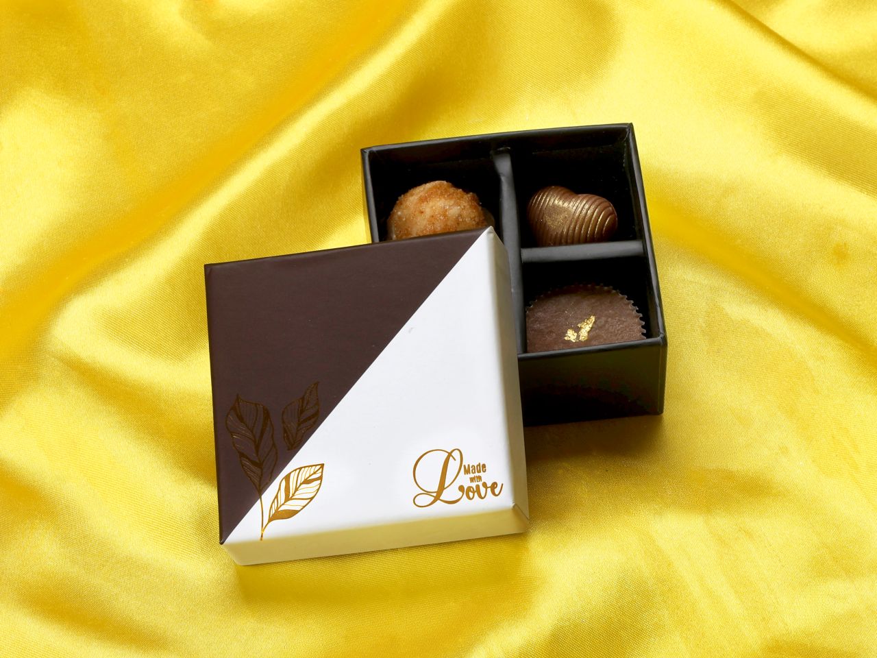 chocolate case golden leaves fuer 4 pralinen