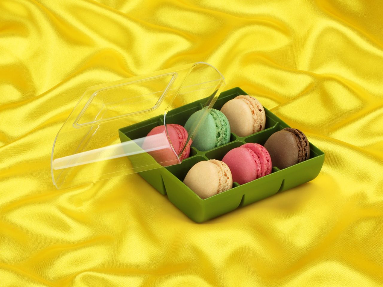 half shells 12pcs colourful in box for 6 macarons green