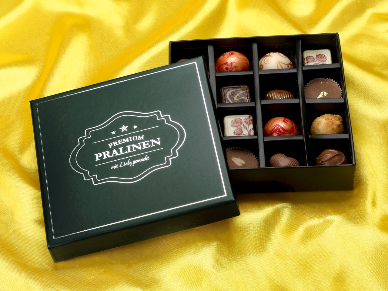 chocolate case vintage green fuer 16 pralinen