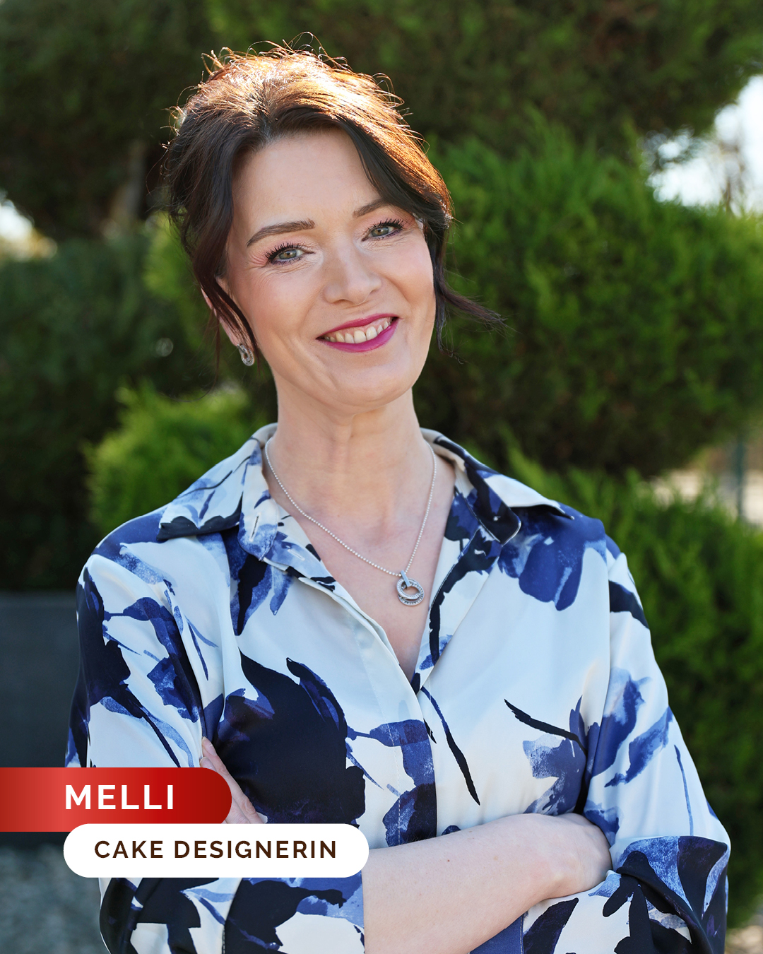 Pati-Team im Fokus: Melli 🎂💛

Heute geben wir euch einen Blick hinter die Kulissen und stellen euch Melli vor 🙌

Die meisten von euch kennen sie wahrscheinlich schon, denn Melli ist unsere Cake Designerin. Viele der Torten und Kreationen, die ihr hier auf Instagram seht, stammen von ihr. Außerdem ist sie regelmäßig in unseren YouTube-Videos zu sehen 🎥🎂

Melli testet neue Produkte, entwickelt Sets und Ideen für unser Sortiment und steht auch regelmäßig mit unseren Kunden im Kontakt. Bei fachlichen Fragen rund ums Dekorieren, Backen und unsere Produkte ist sie oft die erste Ansprechpartnerin für Kunden und Kollegen 💡✨

Mit ihrer frechen Art sorgt sie immer wieder für lustige Momente im Team. Und wenn gewettet wird, dann am liebsten um Douglas-Gutscheine 😄

In ihrer Freizeit reist Melli gerne und entdeckt neue Orte. Egal ob alleine oder mit ihrer Familie – sie ist immer offen für neue Eindrücke und lässt sich gerne von anderen Ländern, Städten und Kulturen begeistern 🌍✈️

#pativersand #Mitarbeitermittwoch #Teamvorstellung #CakeDesign #Teamliebe
