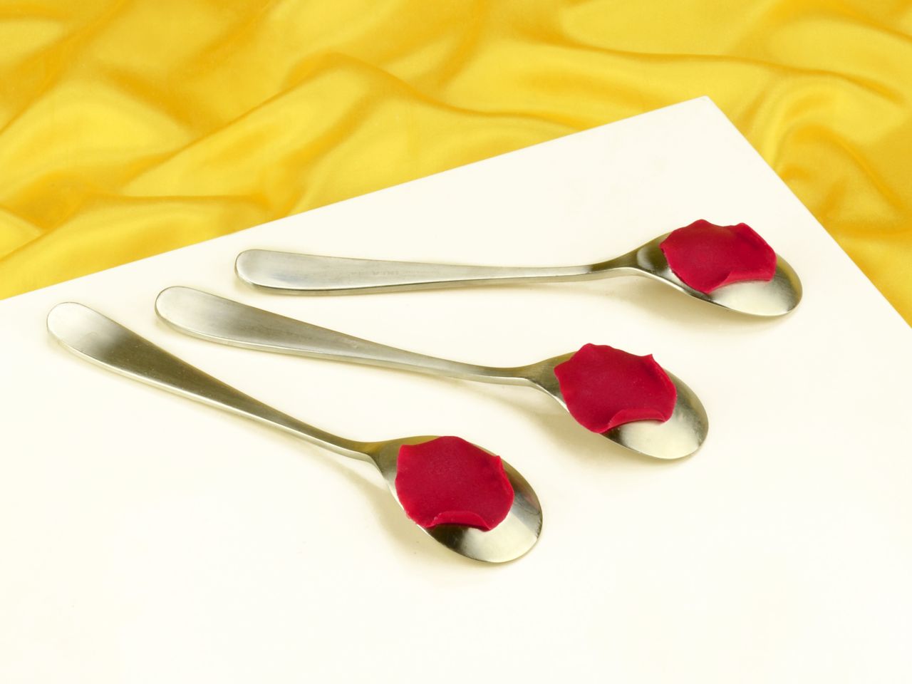 marzipan rosen und blaetter modellieren