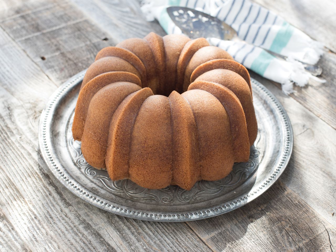 nordic ware anniversary bundt pan 12 cup