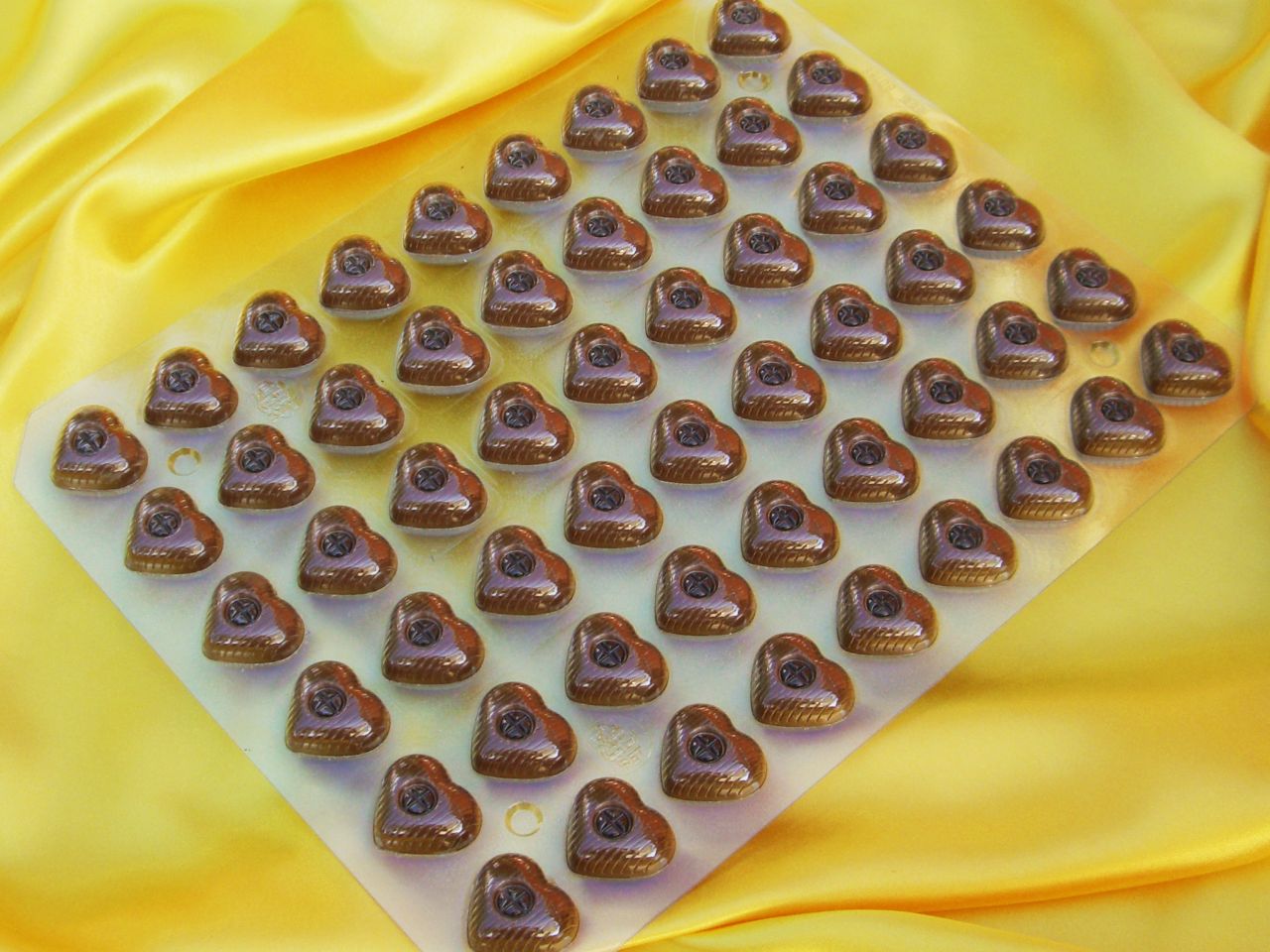8 sheets hollow heart medium milk