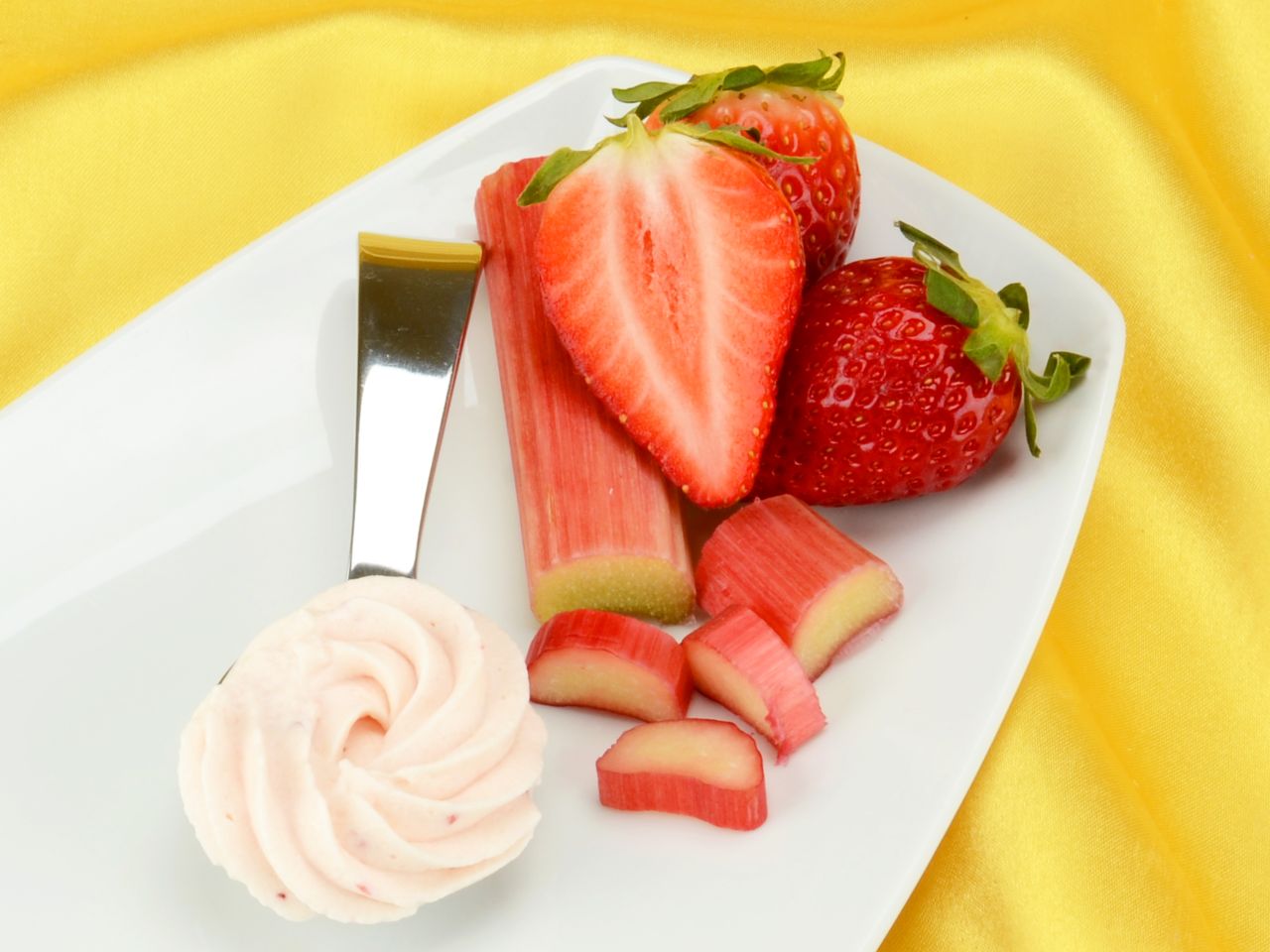 sahnestand rhabarber erdbeer 100g