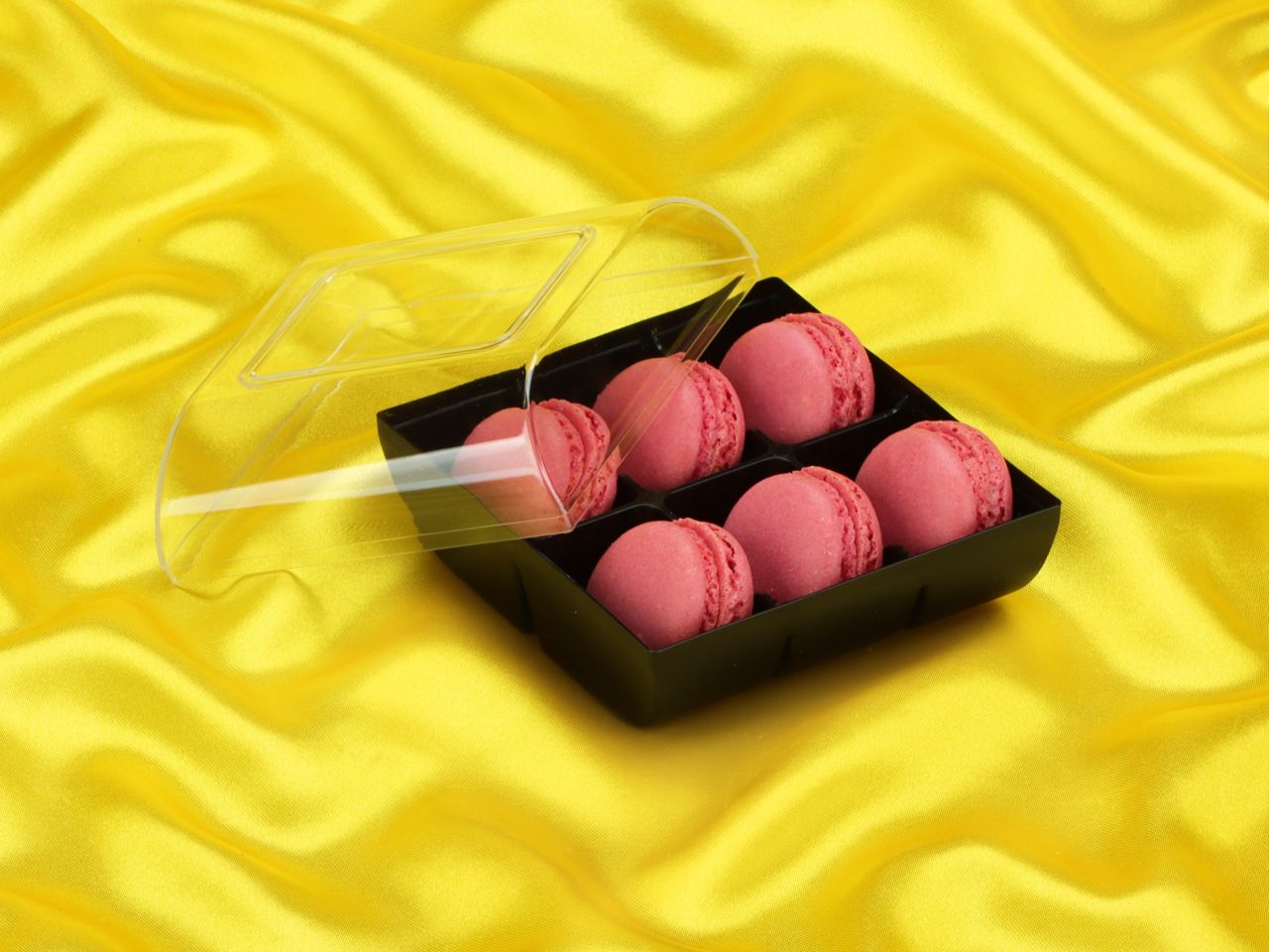 macaron halbschalen 12 stueck rot in 6er box schwarz