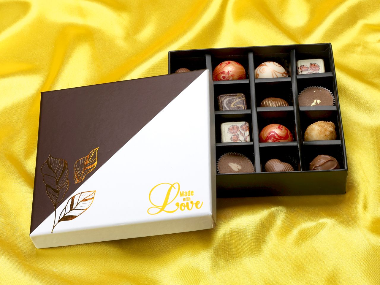 chocolate case golden leaves fuer 16 pralinen