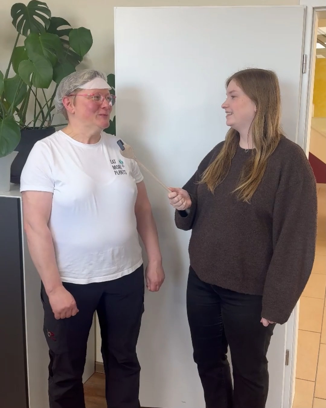 Pati-Team im Fokus: Sandra 🖨️💛

Heute geben wir euch einen Blick hinter die Kulissen und stellen euch Sandra vor 🙌

Sandra arbeitet bei uns in der Druckerei und sorgt dafür, dass Trüffelverpackungen, Banderolen und viele weitere Verpackungen gedruckt werden 🖨️✨

Außerdem unterstützt sie regelmäßig in der Verpackung. Dort verpackt sie unsere Produkte und versieht sie mit den passenden Banderolen und Verpackungen – oft mit denen, die sie zuvor selbst gedruckt hat 📦

Mit ihrem Drucker führt Sandra zwar hin und wieder einen kleinen Kampf, und dieser schafft es auch gelegentlich, sie aus der Ruhe zu bringen 😄 Aber lange hält das nie an.

Denn Sandra hat immer einen flotten Spruch auf den Lippen, sorgt für gute Stimmung und bringt ihre Kollegen regelmäßig zum Lachen. Mit ihr wird es im Arbeitsalltag garantiert nicht langweilig 😊

#pativersand #Mitarbeitermittwoch #Teamvorstellung #Druckerei #teamliebe