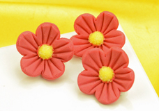 Essbare Feinzuckerblumen für Tortendekorationen