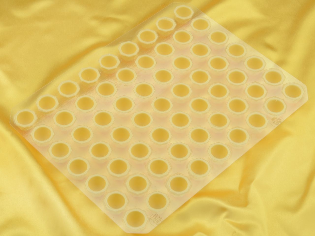 10 sheets diamond shells white