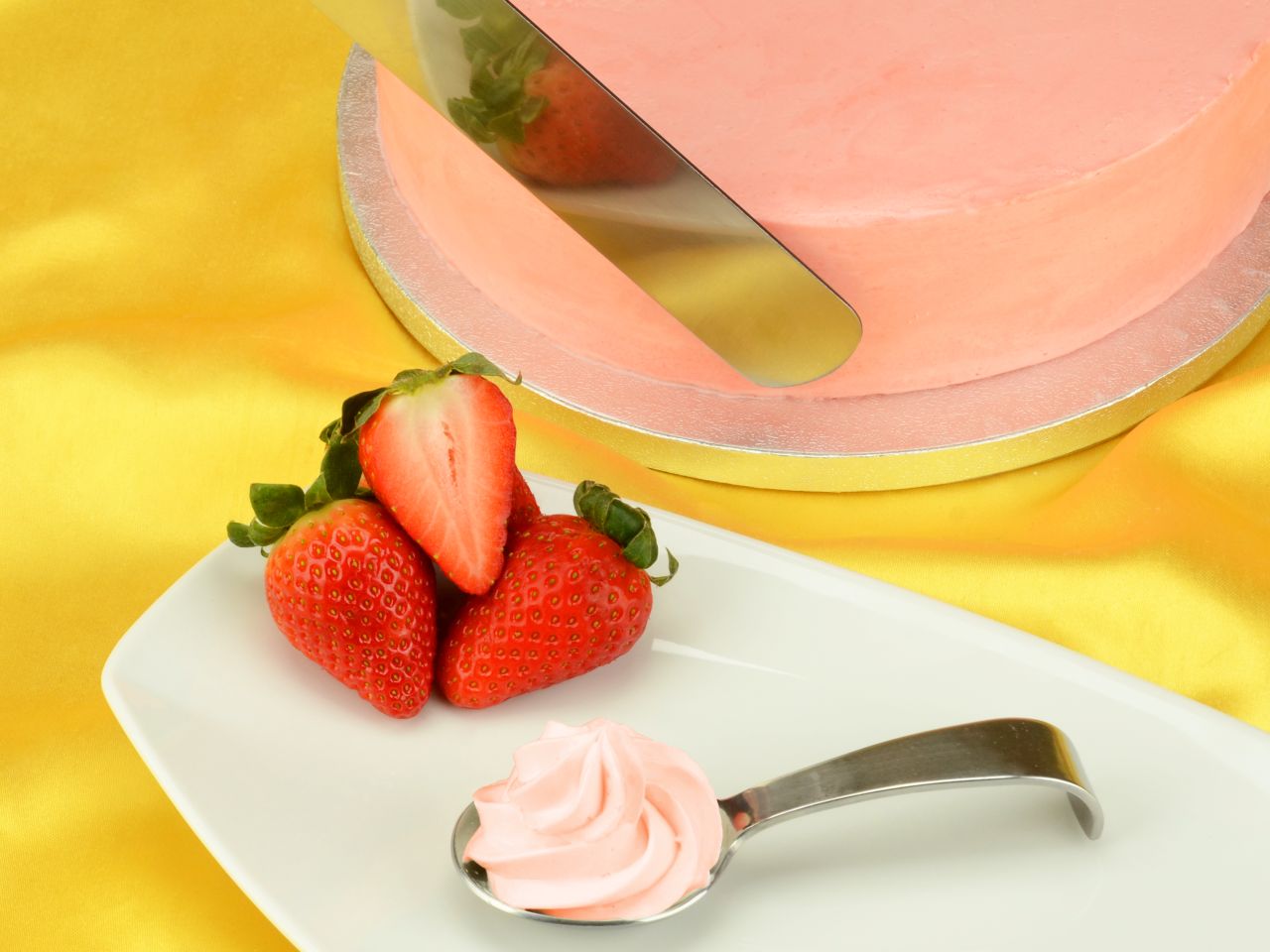 cake and decor cream strawberry 500g