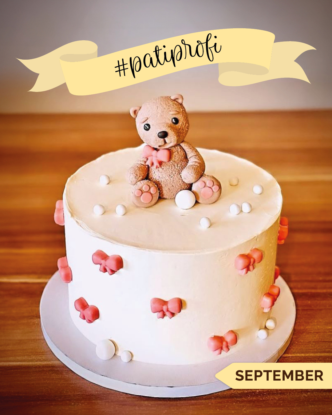 Unser Pati Profi des Monats September ist @kimberly.porsche 🎀

Ja, richtig gesehen – Kimberly war tatsächlich erst vor zwei Monaten schon einmal unser Pati Profi. 😄 Aber mal ehrlich: Bei dieser süßen Bärchen-Torte konnten wir einfach nicht anders. 🐻🤎
Die schlichte Torte mit Schleifen und Bärchen-Design ist einfach zum Verlieben. Gefüllt ist sie mit hellem Vanille-Biskuit und einer Jogurette-Füllung mit frischen Erdbeeren. Für die Deko kamen unter anderem unser Cakeboard und Fondant zum Einsatz. ✨

Liebe Kimberly, herzlichen Glückwunsch zum Pati Profi des Monats September! 🥳

Und jetzt seid ihr dran: Die Teilnahmebedingungen haben sich geändert! 👀
Ab sofort müsst ihr keinen #patiprofi oder #patiprofis mehr verwenden. Eine Markierung unseres Accounts @pativersand  unter eurem Backwerk reicht aus. 🙌

Also: Markiert uns fleißig bei euren Kreationen und vielleicht küren wir schon euch zum nächsten Pati Profi im Oktober! 🏆🎂

#pativersand #patiprofi #tortenliebe #torteninspiration #motivtorte #tortendeko #backen