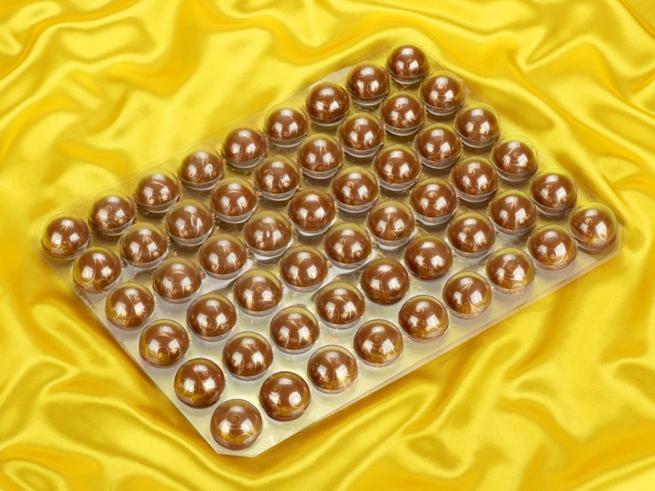 1 folie halbkugeln mit ornamenten vollmilch