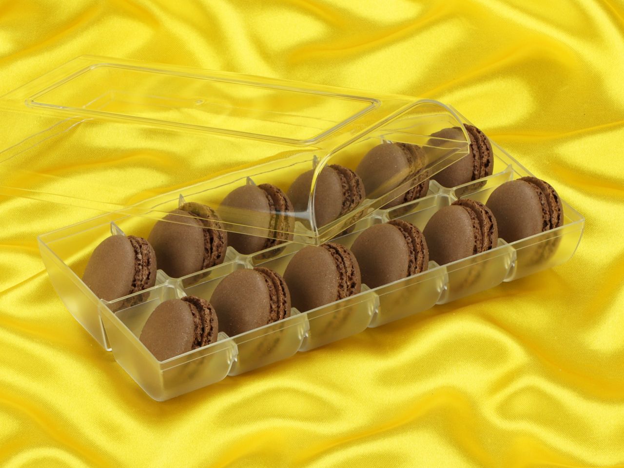 macaron halbschalen 24 stueck braun in 12er box transparent