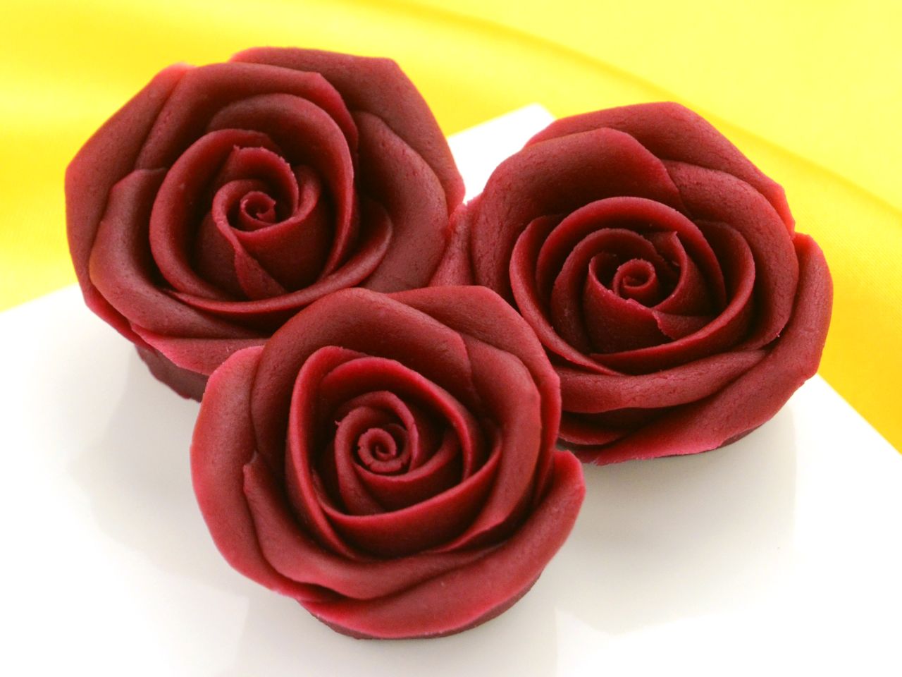 marzipan roses big bordeaux 2 pieces