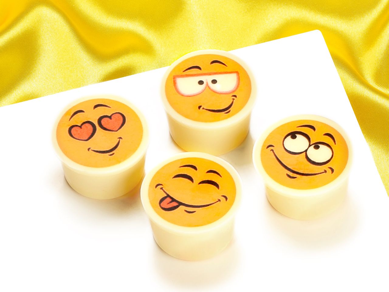 chocolate decorations faces white round 3cm 24 pieces