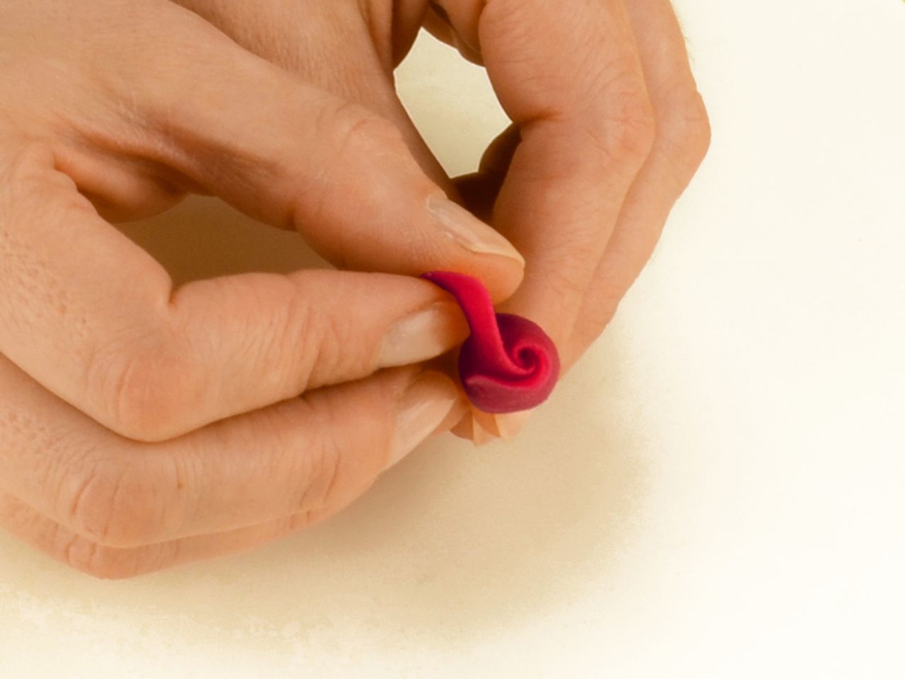 marzipan rosen und blaetter modellieren