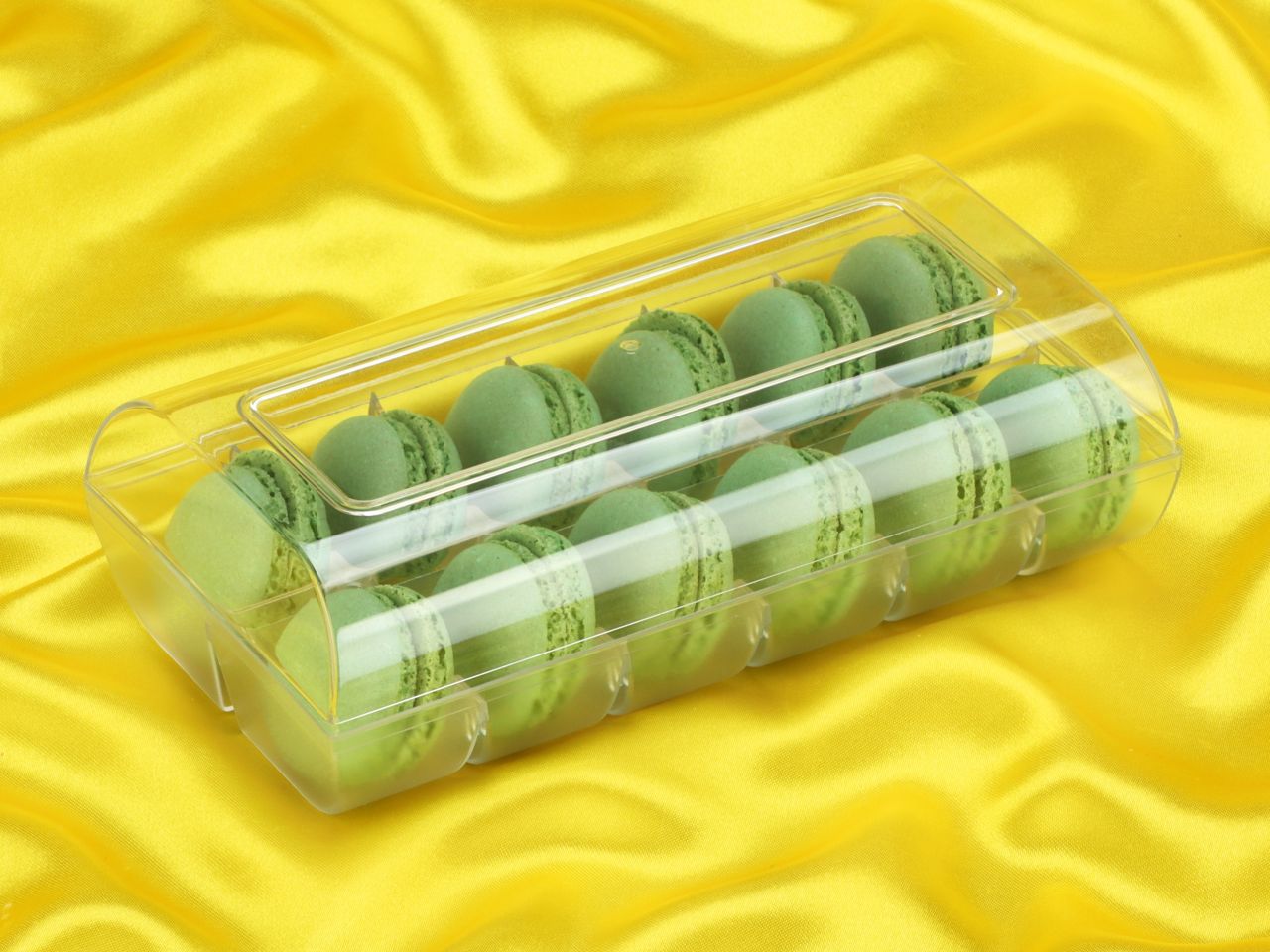 macaron halbschalen 24 stueck gruen in 12er box transparent