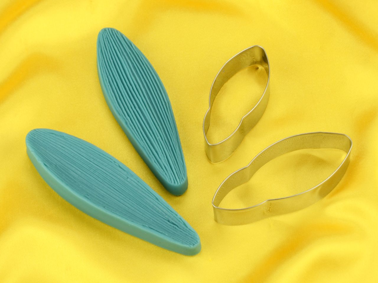 silicone veiner and cutter set lily