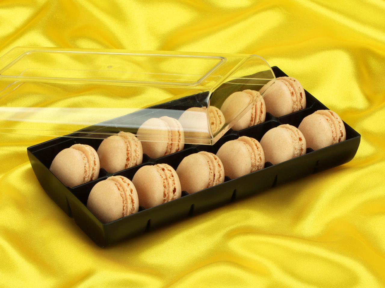 macaron halbschalen 24 stueck champagner in 12er box schwarz