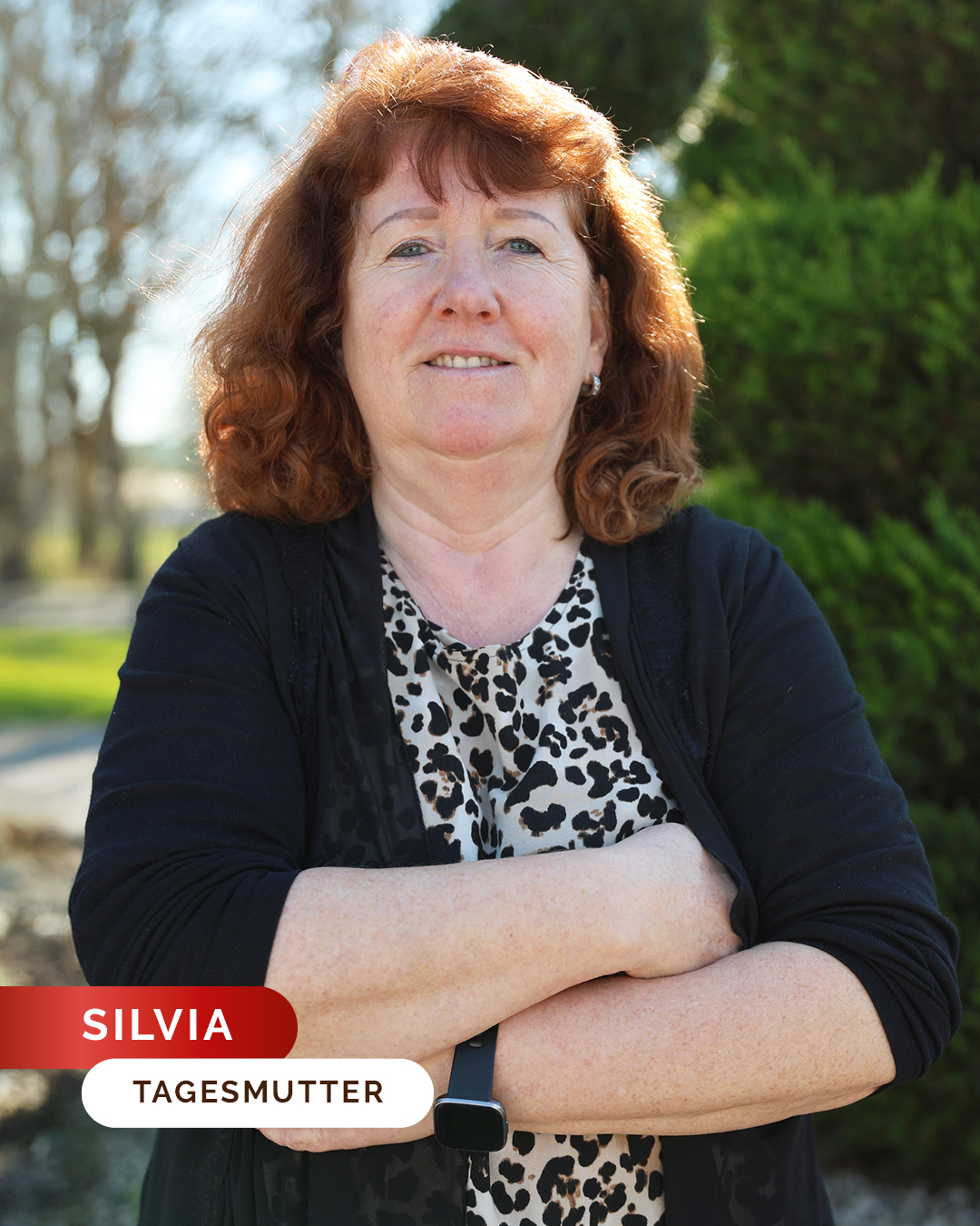 Pati-Team im Fokus: Silvia 🧸💛

Heute geben wir euch einen Blick hinter die Kulissen und stellen euch Silvia vor 🙌

Silvia ist die zweite Tagesmutter in unserer betriebseigenen Krippengruppe „Die süßen Krümel“. Gemeinsam mit Martina kümmert sie sich um unsere kleinen Racker und die beiden sind ein echtes Dream Team! 👶💛

Silvia ist unglaublich fürsorglich und lieb und hat Nerven aus Stahl. Auch wenn es mit den Kleinsten mal turbulenter wird, lässt sie sich so schnell nicht aus der Ruhe bringen. 😊

In ihrer Freizeit hält sie sich mit Fahrradfahren und Schwimmen fit 🚴‍♀️🏊‍♀️ Aber nicht nur beim Sport ist Silvia gerne aktiv – auch feiern kann man mit ihr richtig gut! 🥳🍻

#pativersand #Mitarbeitermittwoch #Teamvorstellung #DiesüßenKrümel #teamliebe