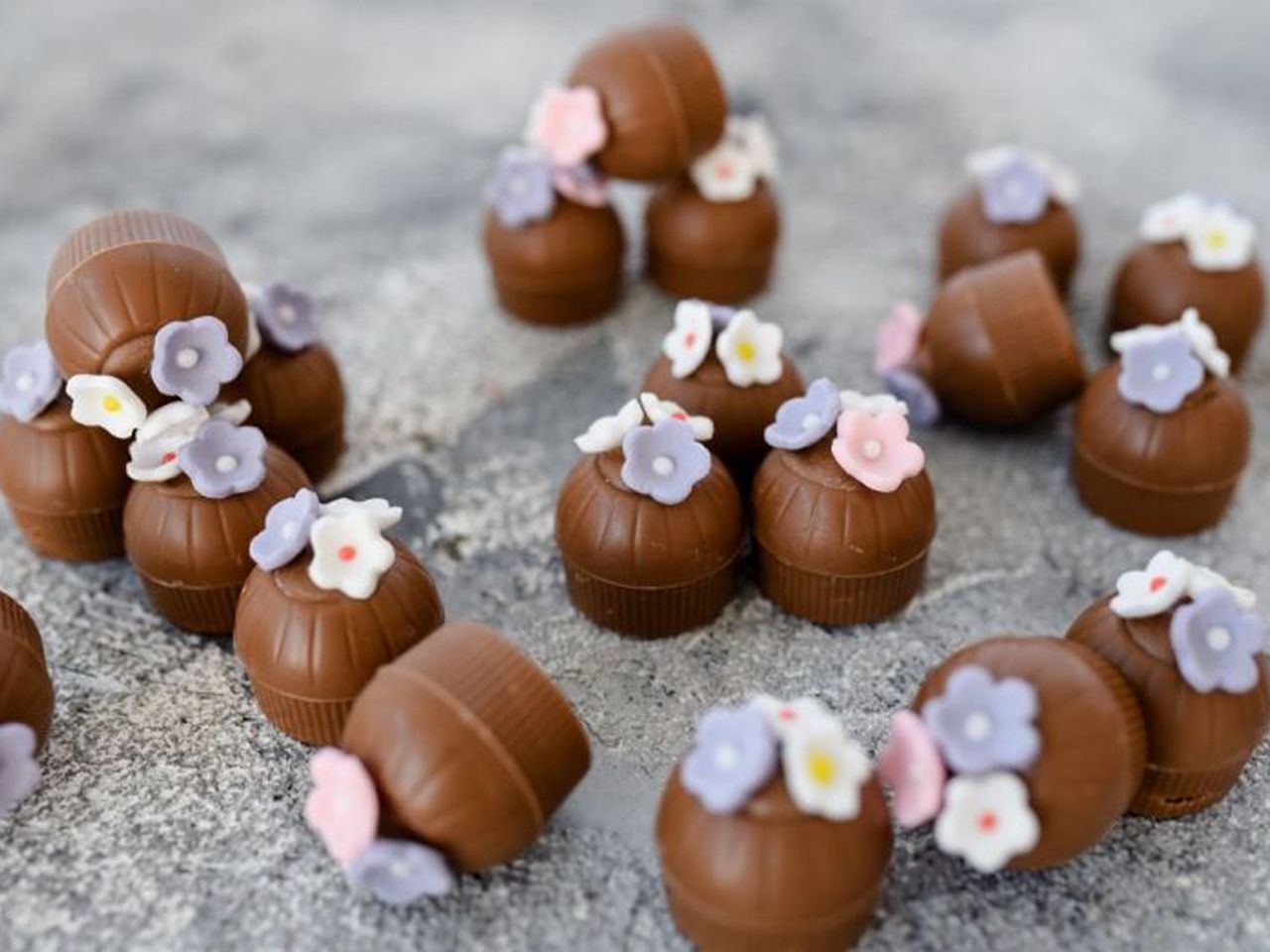 hollow shells with wafer insert milk chocolate 63 pieces