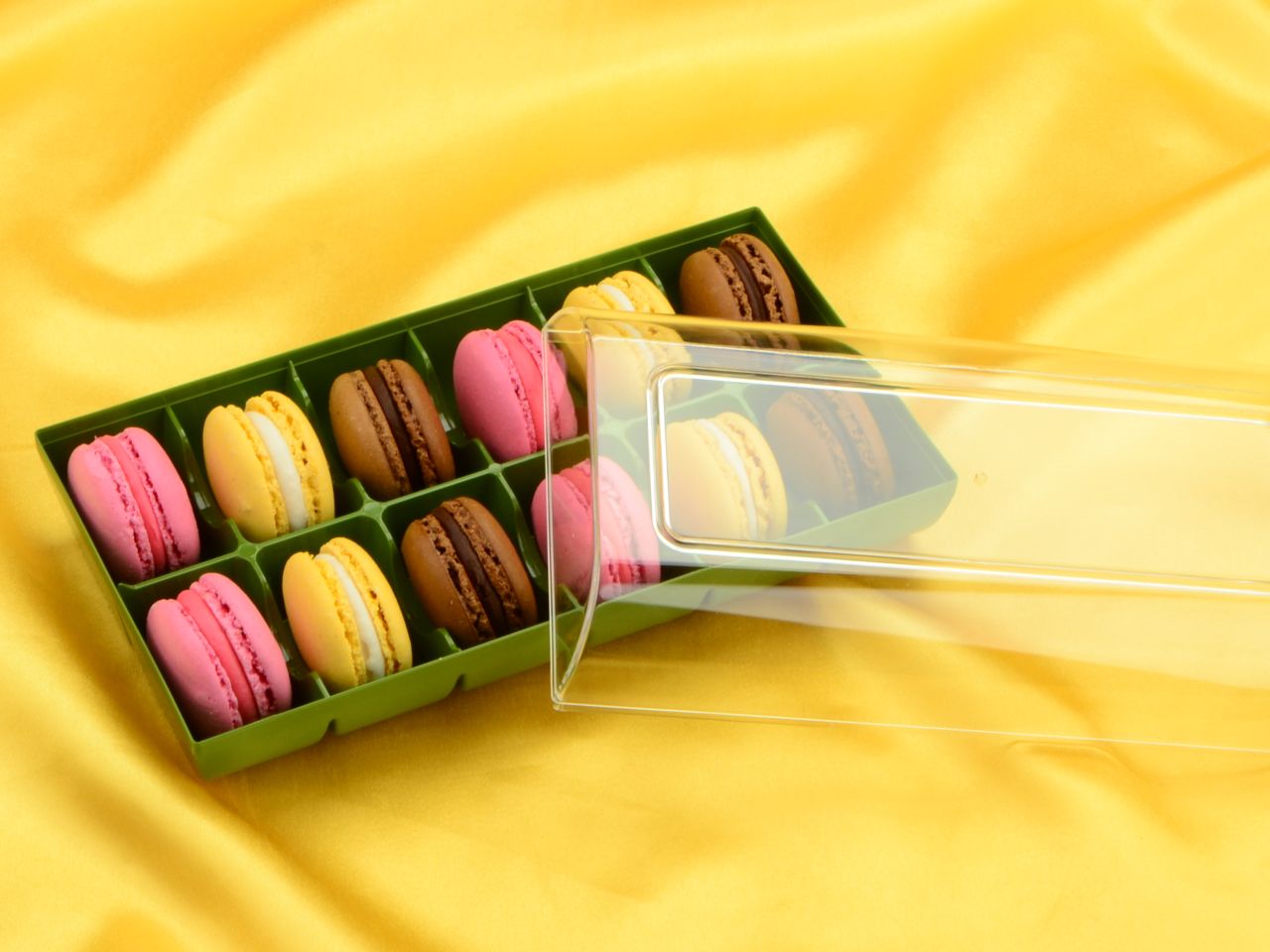 macaron packaging green for 12 macarons
