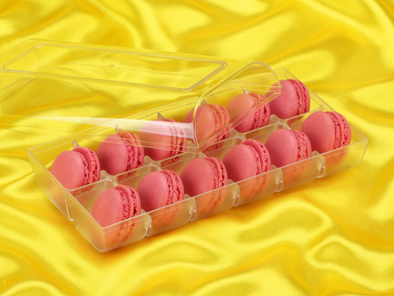 macaron halbschalen 24 stueck rot in 12er box transparent